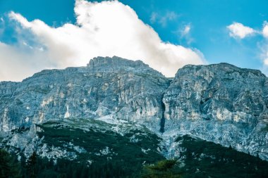 Yaz aylarında güneşli bir günde doğal elemanları ile dağ
