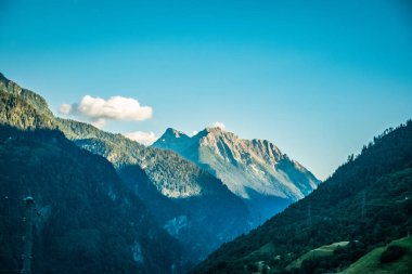 Yaz aylarında güneşli bir günde doğal elemanları ile dağ