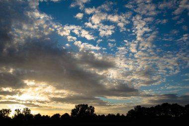 Yolun Avrupa'nın doğal elemanları ile harika gün batımı