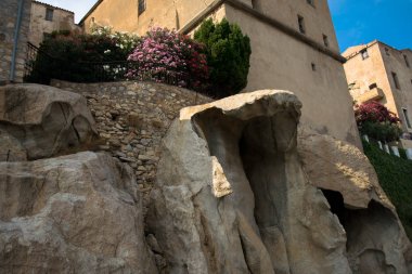 güneşli bir günde bir bina ile Avrupa'nın bir görünüm