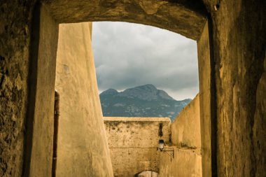 güneşli bir günde bir bina ile Avrupa'nın bir görünüm