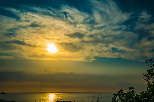 Maravillosa puesta de sol con elementos naturales en la carretera en Europa — Foto de Stock