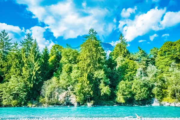 Relajante vista con agua y elementos naturales en un día soleado Eur — Foto de Stock