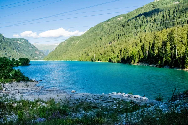 Relajante vista con agua y elementos naturales en un día soleado Eur — Foto de Stock