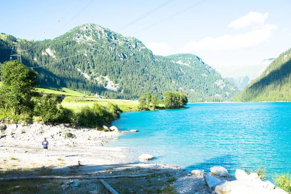 Relajante vista con agua y elementos naturales en un día soleado Eur — Foto de Stock