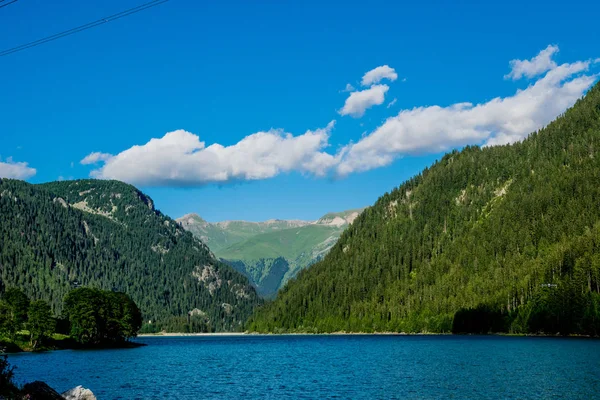 Relajante vista con agua y elementos naturales en un día soleado Eur — Foto de Stock