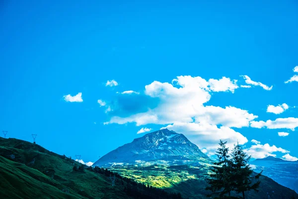 Montagne avec des éléments naturels par une journée ensoleillée en été — Photo