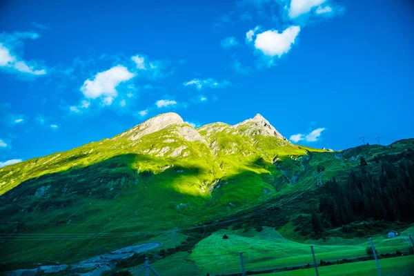 Montagne avec des éléments naturels par une journée ensoleillée en été — Photo