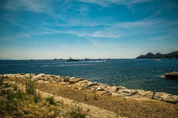 Relajante vista con agua y elementos naturales en un día soleado Eur — Foto de Stock