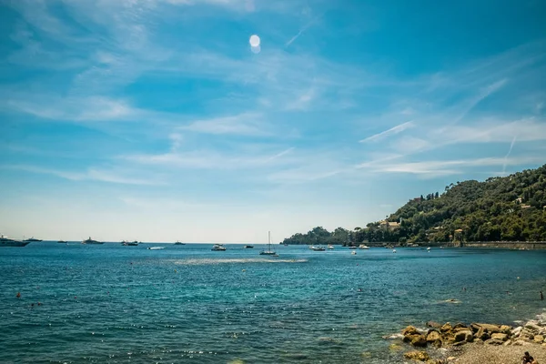 Relajante vista con agua y elementos naturales en un día soleado Eur — Foto de Stock