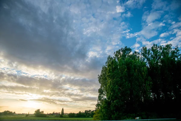 Wunderschöner sonnenuntergang mit natürlichen elementen unterwegs in europa — Stockfoto