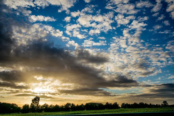 Wunderschöner sonnenuntergang mit natürlichen elementen unterwegs in europa — Stockfoto