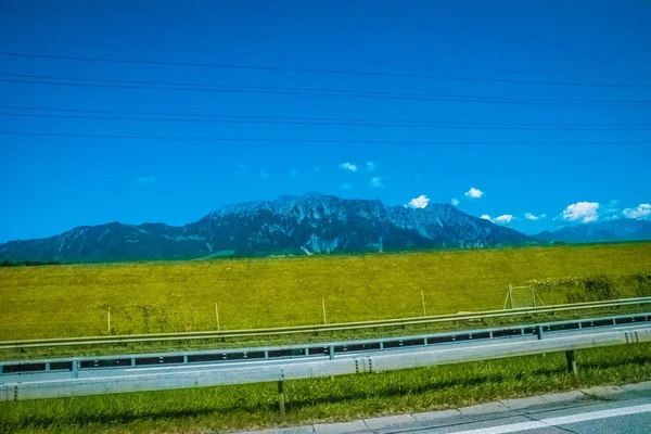 Maravillosa puesta de sol con elementos naturales en la carretera en Europa — Foto de Stock