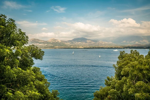 Relajante vista con agua y elementos naturales en un día soleado Eur — Foto de Stock