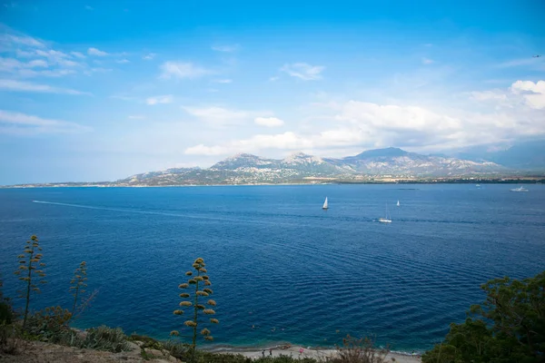 güneşli bir günde Eur görünümü su ve doğal elemanları ile rahatlatıcı