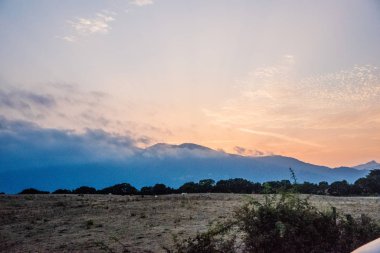 Yolun Avrupa'nın doğal elemanları ile harika gün batımı