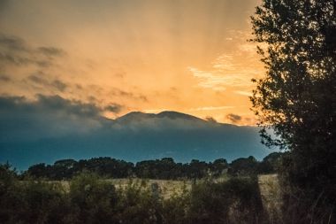 Yolun Avrupa'nın doğal elemanları ile harika gün batımı
