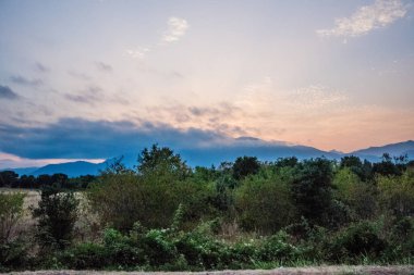 Yolun Avrupa'nın doğal elemanları ile harika gün batımı