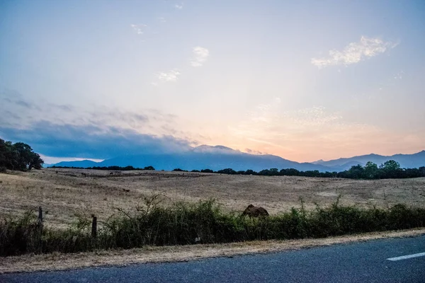 Maravillosa puesta de sol con elementos naturales en la carretera en Europa —  Fotos de Stock
