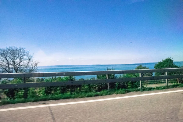 Relajante vista con agua y elementos naturales en un día soleado Eur — Foto de Stock