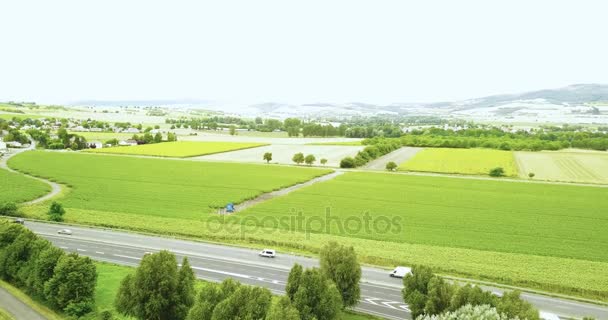 Volo drone su un'autostrada in Europa con auto — Video Stock