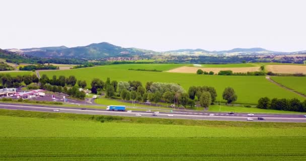 Drone vlucht over een snelweg in Europa — Stockvideo