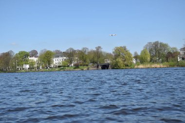 güneşli bir günde yeşil su ve güzel doğa ile hamburg