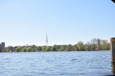 güneşli bir günde yeşil su ve güzel doğa ile hamburg