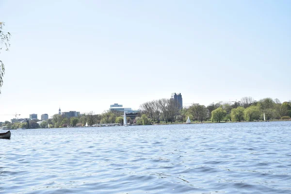 Giornata di sole in hamburg con acqua verde e bella natura — Foto Stock