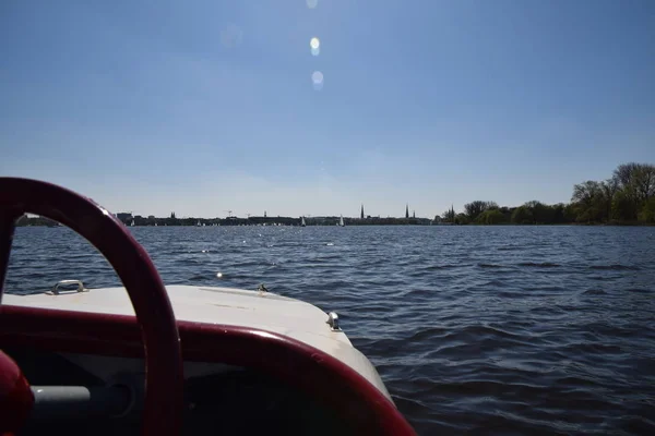 Sonniger Tag in Hamburg mit grünem Wasser und schöner Natur — Stockfoto