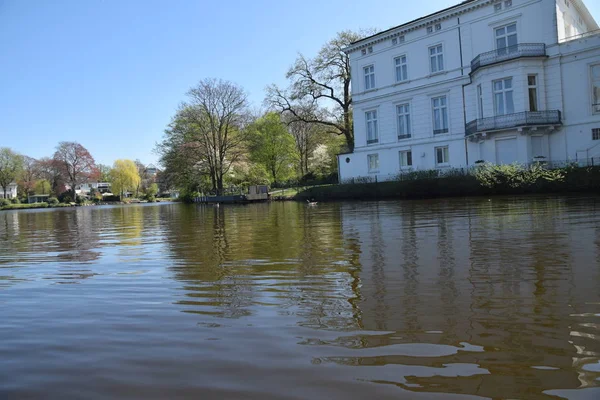 Süt a nap, Hamburg, zöld vízzel, és szép természet — Stock Fotó