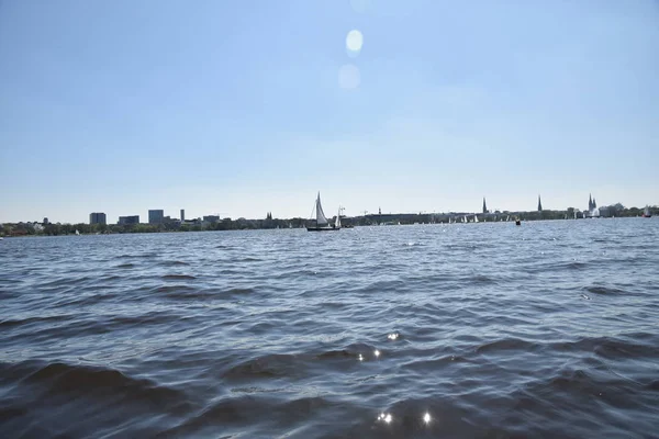 Słoneczny dzień w Hamburgu z zielonej wody i miły — Zdjęcie stockowe
