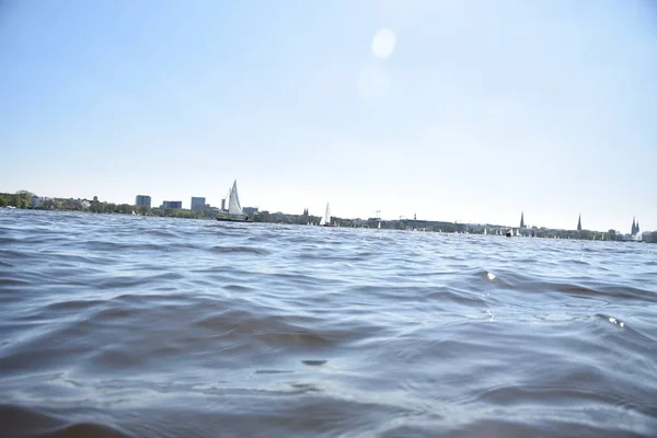 Giornata di sole in hamburg con acqua verde e bella natura — Foto Stock