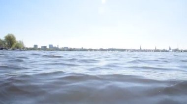 Alster gölün ortasındaki dalga su ile güzel manzaraya, 