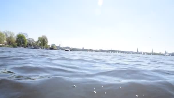 Schöne Aussicht Auf Die Alster Mit Wasserwelle Mitten See — Stockvideo