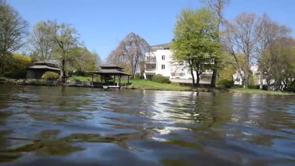 Schöne Aussicht Auf Die Alster Mit Wasserwelle Mitten See — Stockvideo