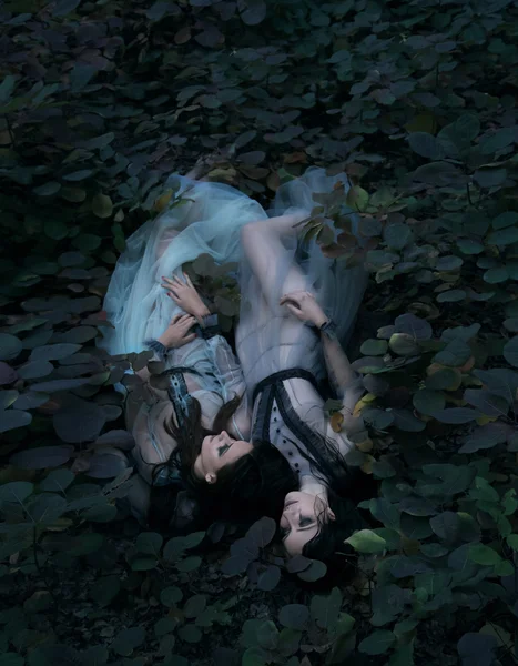 Senhora assustadora com longos cabelos pretos deitados no chão úmido — Fotografia de Stock