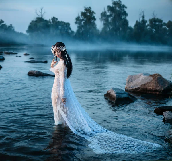 Senhora de luxo, em vestido longo elegante no meio do lago — Fotografia de Stock