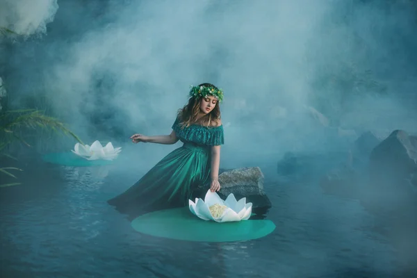 안개 속에서 물에 마법을 이해 하는 마녀 — 스톡 사진