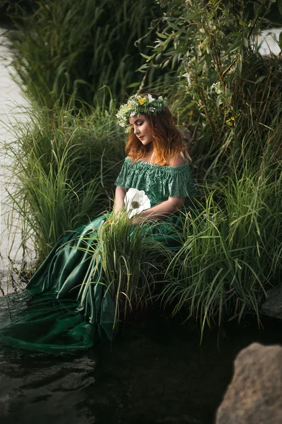 Luxus-Hexe im langen grünen Kleid für den See — Stockfoto