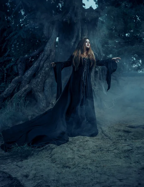 Böse Hexe im langen Vintage-Kleid. — Stockfoto