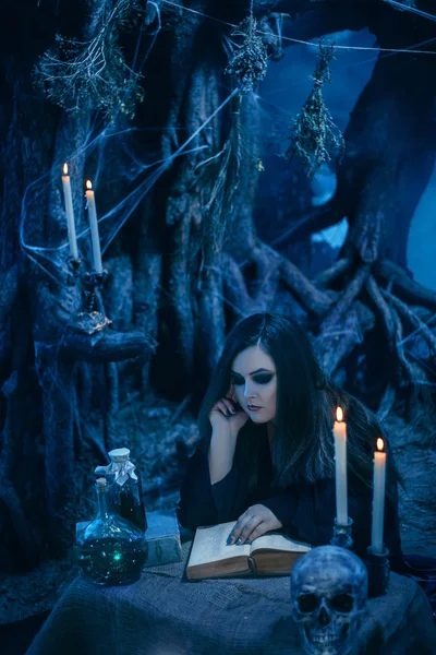 Bruxa atraente fazendo magia no covil mágico . — Fotografia de Stock