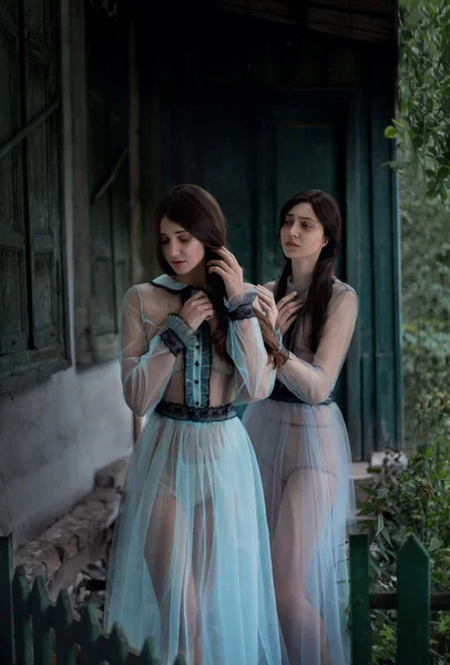 Две брюнетки в элегантных винтажных платьях, печальный образ — стоковое фото