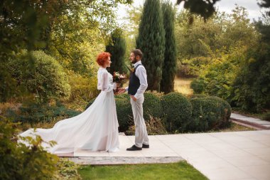 Genç damat şefkatle güzel gelini görünüyor.
