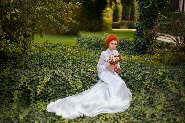 Beautiful girl sitting on the gras — Stock Photo, Image