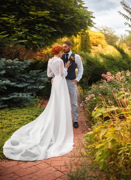 Couple d'amoureux debout dans un jardin coloré . — Photo