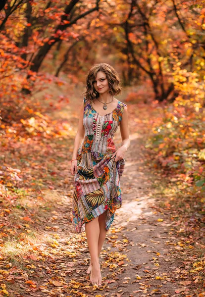 Jovem menina bonita andando na floresta de outono — Fotografia de Stock