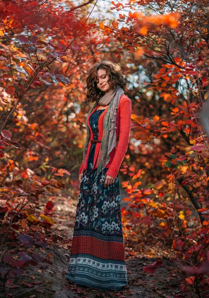 Mooi meisje lopen in herfst bos — Stockfoto