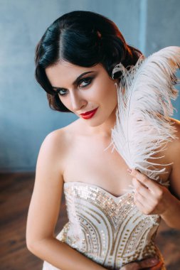 Lüks esmer sıkı beyaz elbiseli