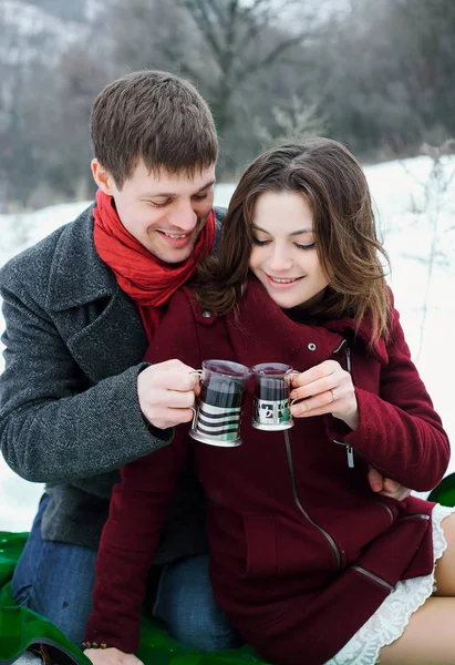 Liefhebbers van een jonge man en een meisje dat het drinken van thee — Stockfoto